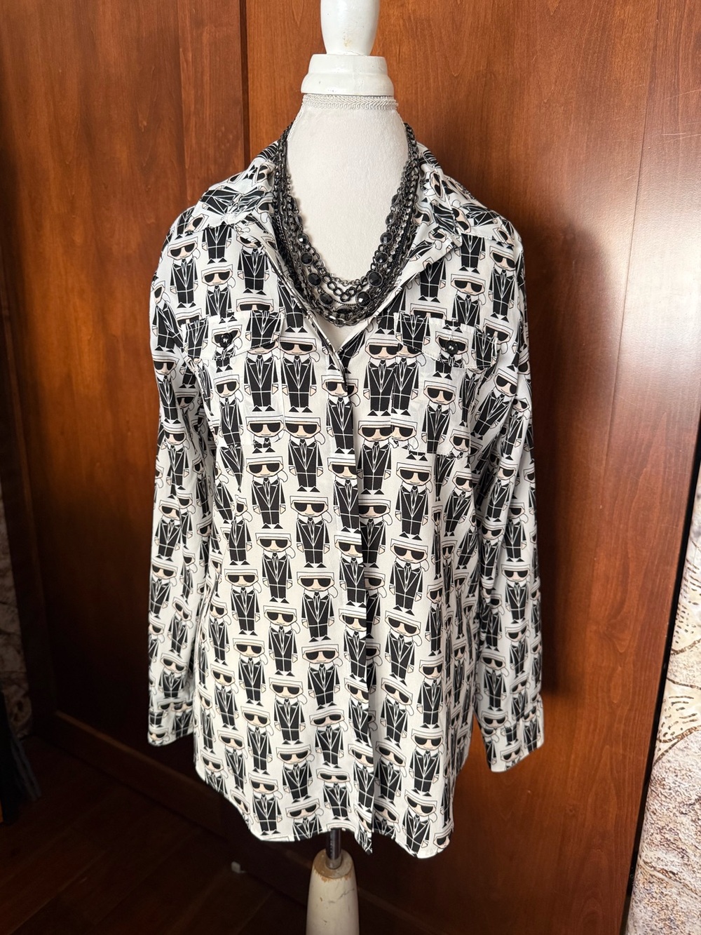 ⚜️KARL LAGERFELD PARIS IKONIK KARL ALL-OVER PRINT BLOUSE MED BLACK WHITE ⚜️
